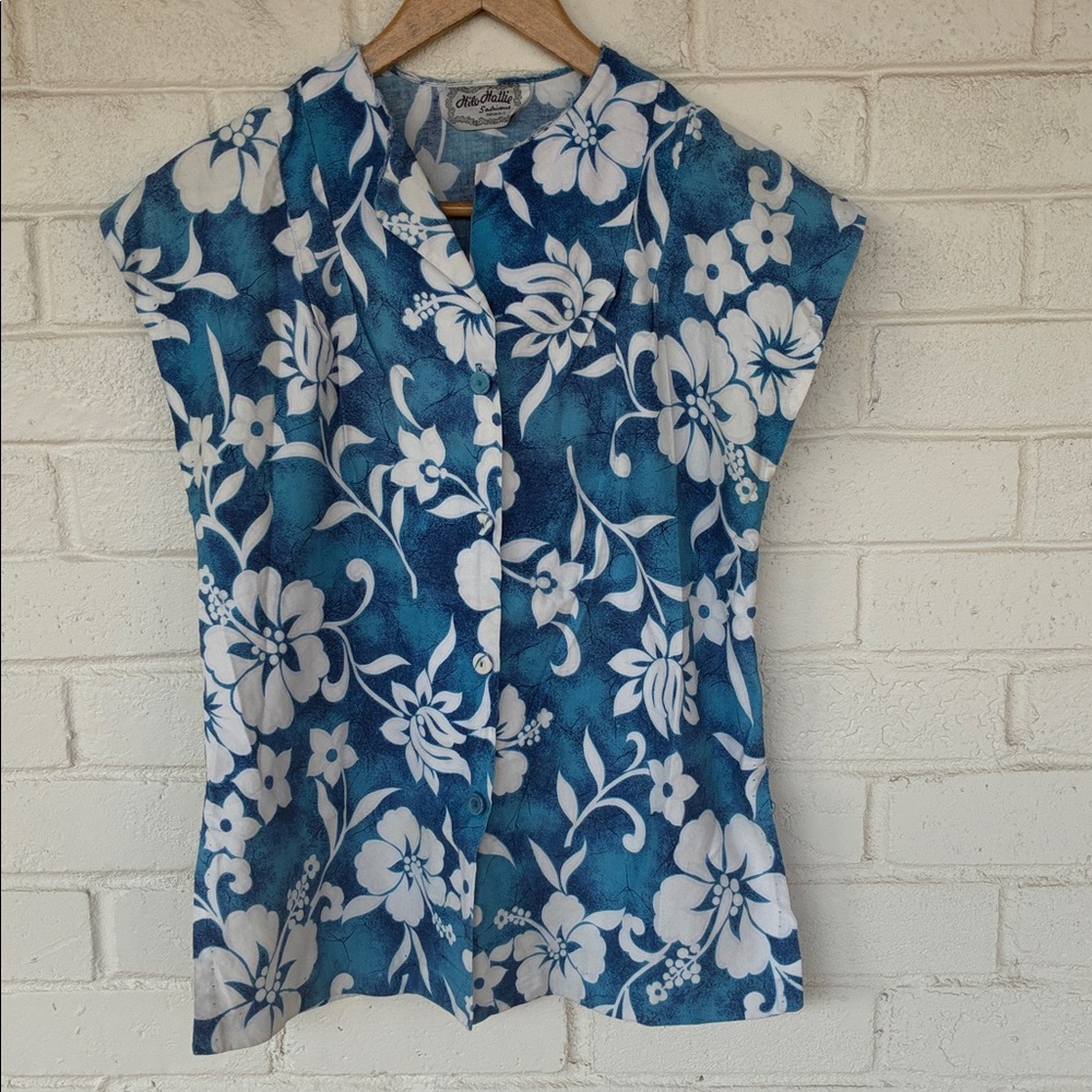 Hilo Hattie Vintage Blue and White Hawaiian Floral Shirt